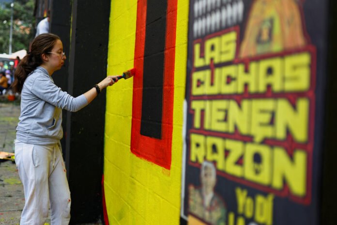 Mural in honor of the mothers of young people who disappeared during the government of former President Alvaro Uribe, in Bogota